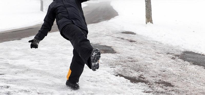 Who is liable for slip and falls due to ice or snow in the state of Illinois?